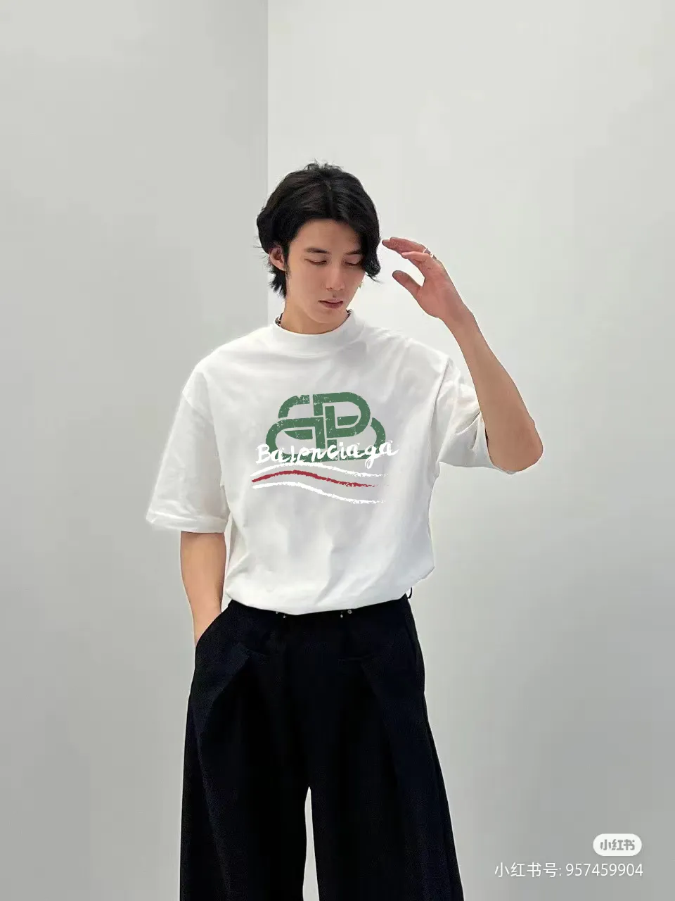 P80✨🔥 BALENCIAGA Paris lettering printed short-sleeved T-shirt. Custom-woven and dyed 300 grams of combed cotton heavyweight fabric. Zero color difference in threads. Perfect details. Different from the current currency version. Welcome to compare. Same Style for men and women. Must-sell in the picture above. Color: White Black Size: 1 2 3 4
